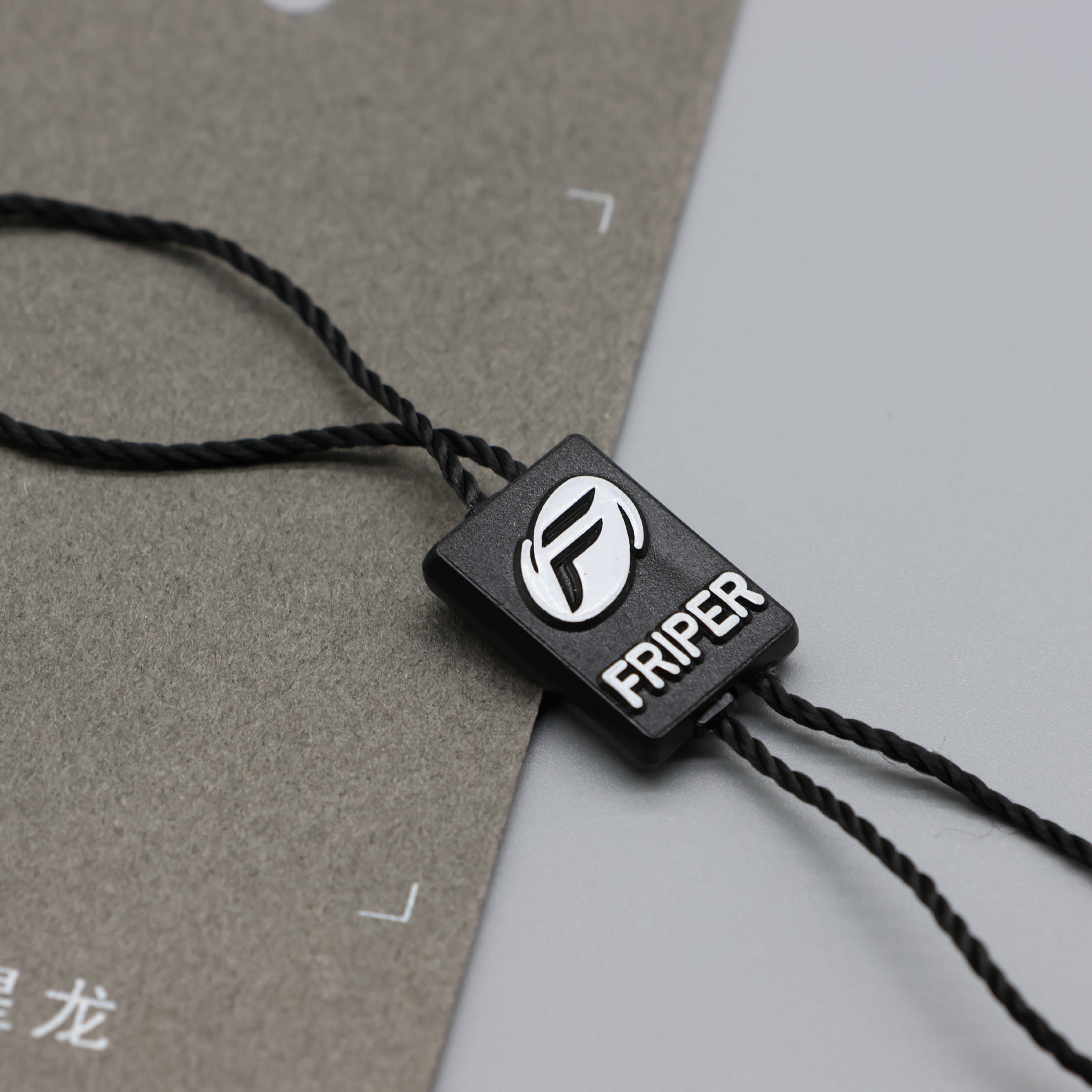 Custom 3D Embossed Logo Sneaker Lockable Rope Round Plastic Seal Hangtag String Cord Shoes Watch Clothing Hang Tag String