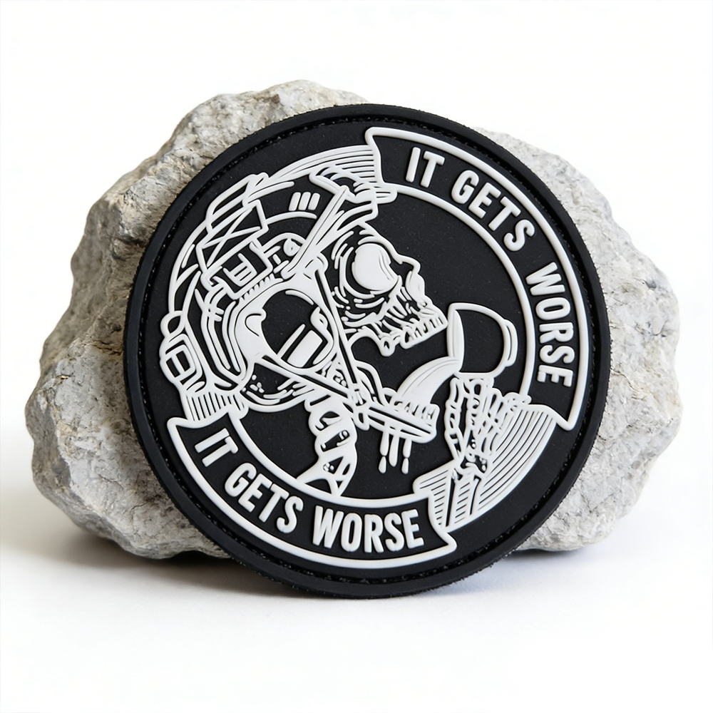 Hang In There It Gets Worse Skull PVC Morale Patch Black White Soft Rubber Patch for Bags Jackets Hats Accessories