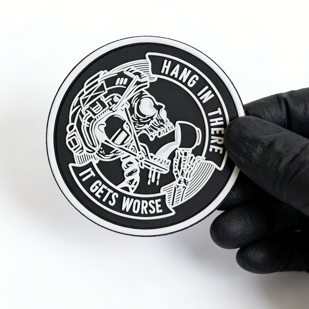 Hang In There It Gets Worse Skull PVC Morale Patch Black White Soft Rubber Patch for Bags Jackets Hats Accessories