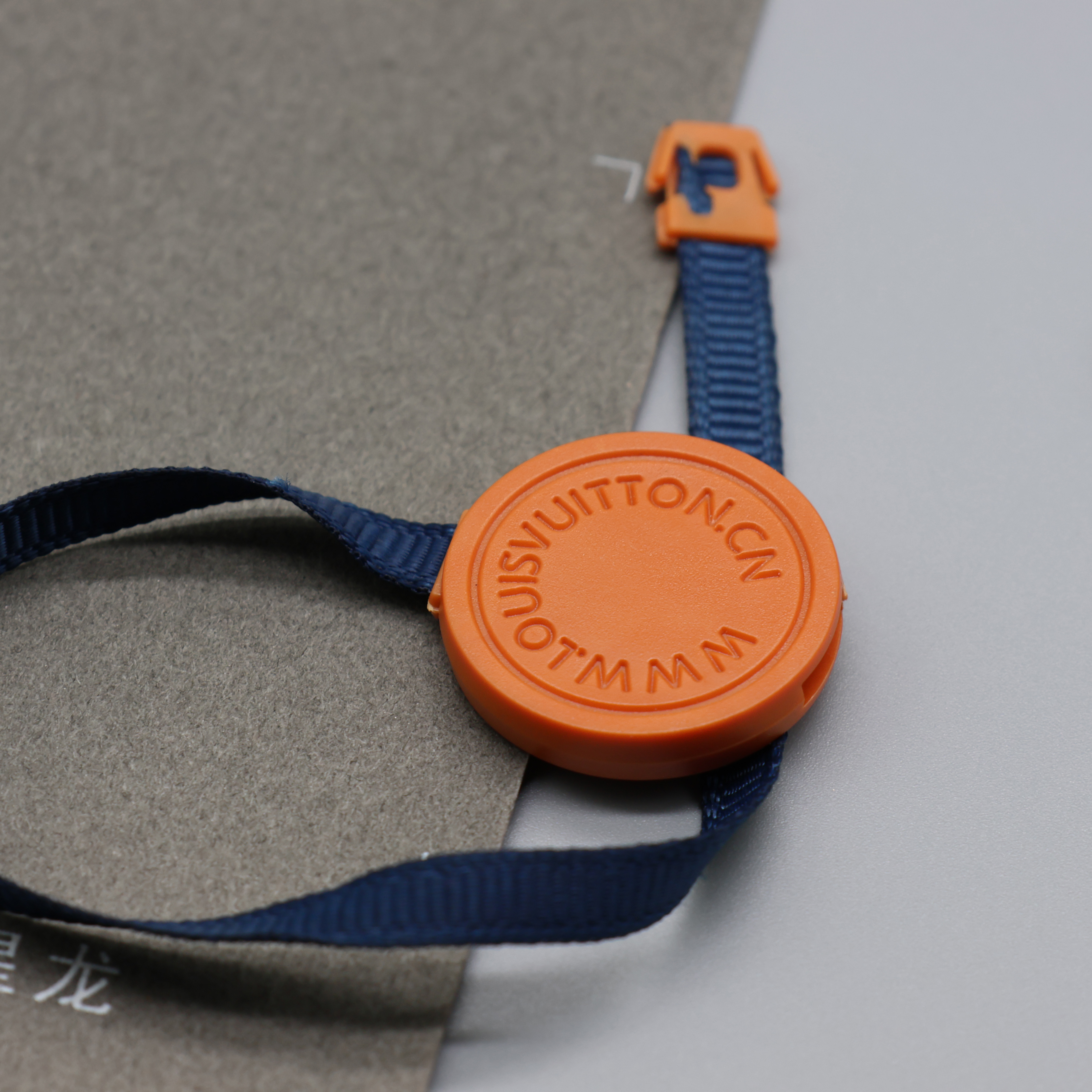Custom 3D Embossed Logo Sneaker Lockable Rope Round Plastic Seal Hangtag String Cord Shoes Watch Clothing Hang Tag String