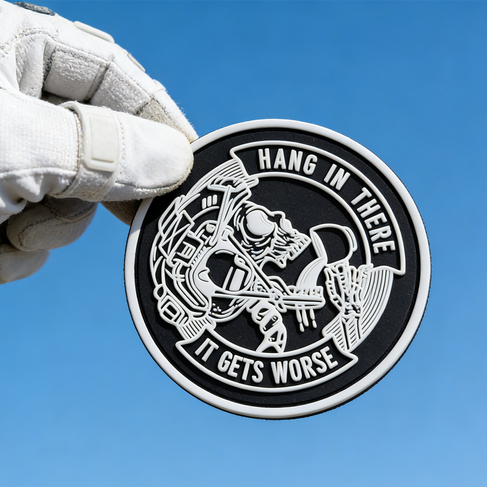 Hang In There It Gets Worse Skull PVC Morale Patch Black White Soft Rubber Patch for Bags Jackets Hats Accessories