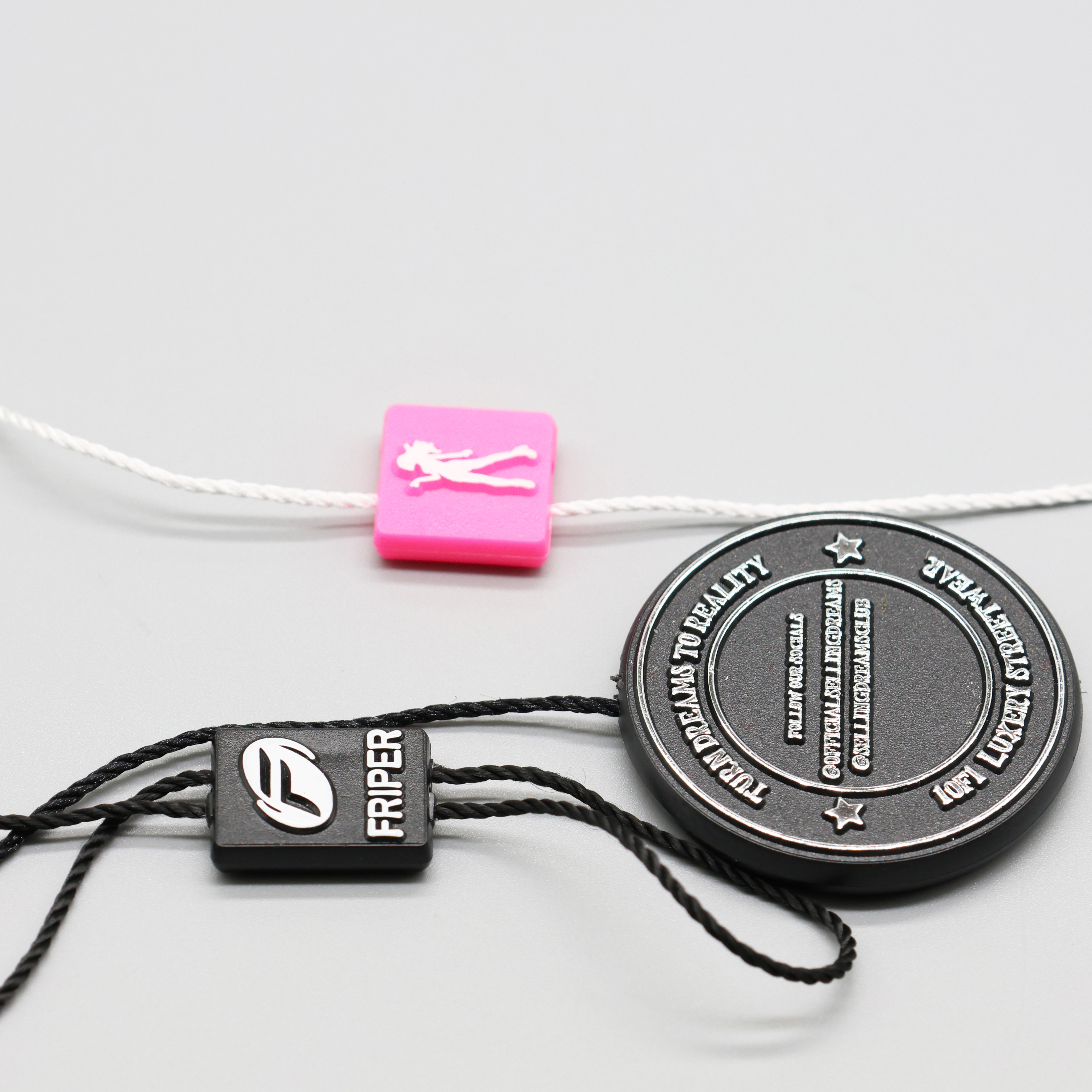 Custom 3D Embossed Logo Sneaker Lockable Rope Round Plastic Seal Hangtag String Cord Shoes Watch Clothing Hang Tag String
